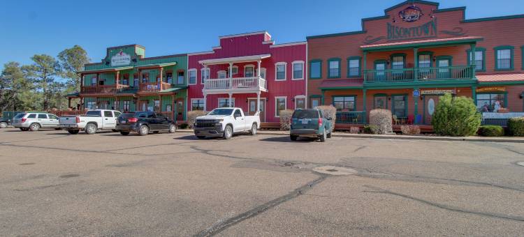 距锡特格雷夫斯16英里：欧弗加德小屋带门廊(Families Welcome! Overgaard Cabin with Playground)图片