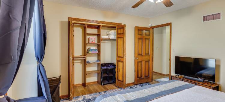 近堪萨斯城的3000平方英尺团体度假屋，带泳池(3,000-sq-ft Group Getaway w/ Pool Near Kansas City)图片