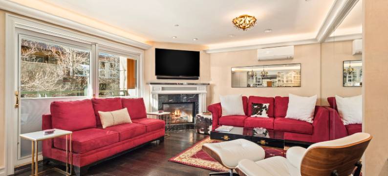 Cozy Fireplace and Private Balcony - Charming Mountain Sanctuary图片