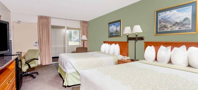 锡达福尔斯大学广场温德姆戴斯酒店(Days Inn by Wyndham Cedar Falls- University Plaza)图片