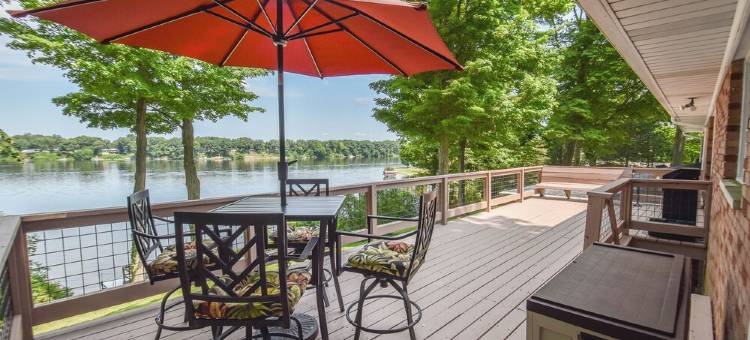 Rustic Hills Retreat...a scenic home on beautiful lake front property.图片