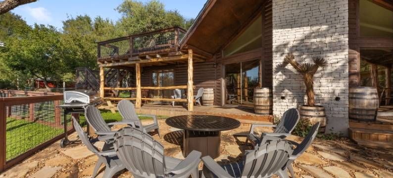 瓜达卢佩布拉夫原木小屋4卧室住宅 by RedAwning(Guadalupe Bluff Log Cabin 4 Bedroom Home by Redawning)图片