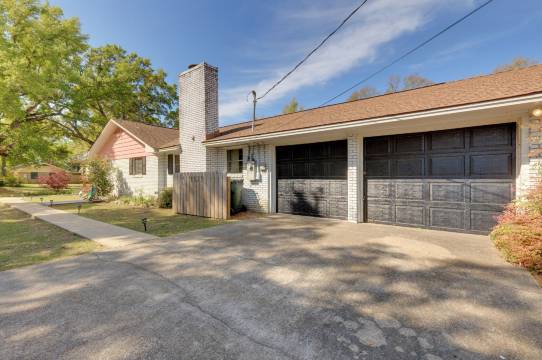 充满活力的帕斯克里斯蒂安绿洲 - 距离海滩3个街区!(Vibrant Pass Christian Oasis - 3 Blocks to Beach!)