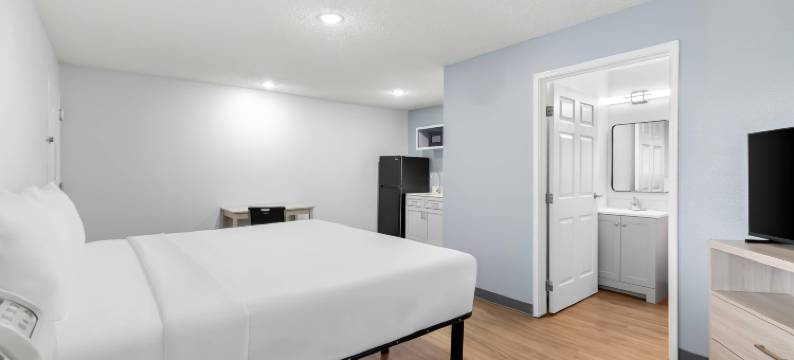 莱克兰北 I-4 郊区开放式客房(Suburban Studios Lakeland North I-4)图片