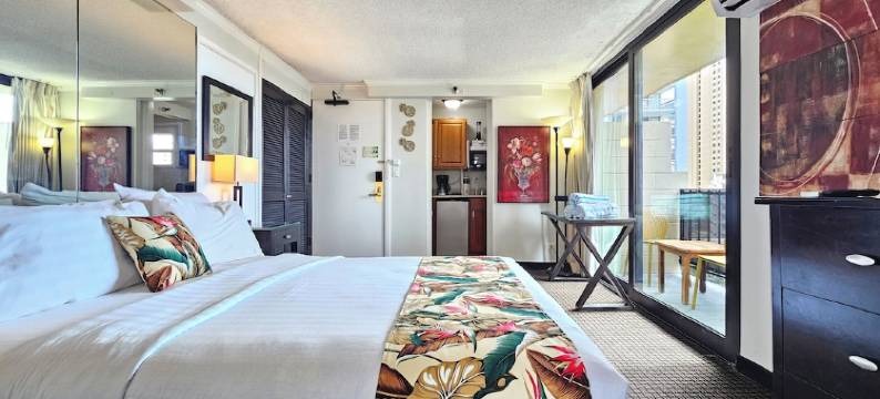 Gorgeous! Highly Desirable Queen Studio with Balcony overlooking Pool图片