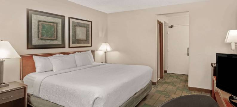 得梅因西克莱夫拉昆塔温德姆套房酒店(La Quinta Inn & Suites by Wyndham des Moines West Clive)图片