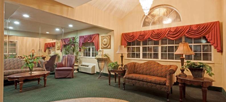 温德姆布兰登露天剧场戴斯酒店及套房(Days Inn & Suites by Wyndham Brandon Amphitheater)图片