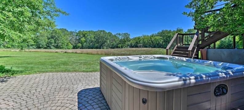 设置有室内泳池的恶魔湖公园旁小屋(Lodge w/ Indoor Pool, Along Devil's Lake Park)图片