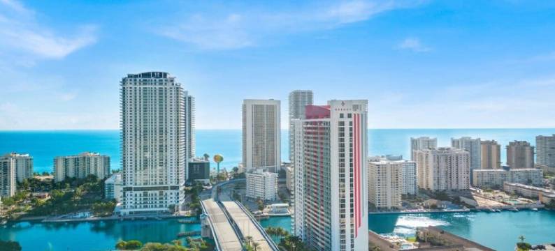 壮观阳台靠近海滩健身房泳池(Spectacular Balcony Plus Near Beach, Gym, Pool)图片