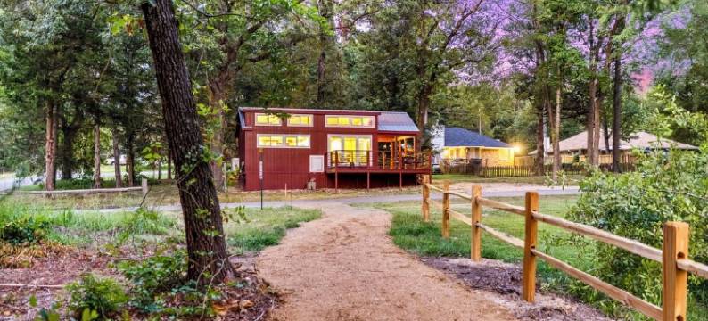 Luxury Tiny Home with private sand beach lake access and Hot Tub图片