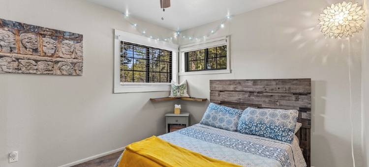 Cobalt Bungalow w/AC, Fully Fenced Yard, Covered Patio, 4 Smart TVs, W/D, WiFi图片