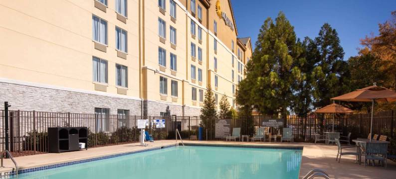 亚特兰大机场北拉昆塔温德姆套房酒店(La Quinta Inn & Suites by Wyndham Atlanta Airport North)图片