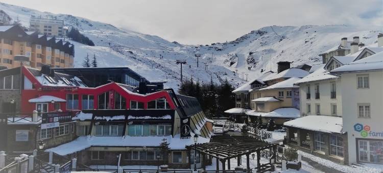 托多西亚拉内华达巴哈区 - 缆车旁(Todosierranevada Zona Baja - Montblanc Vistas A la Montana - Junto a Los Telecabinas)图片