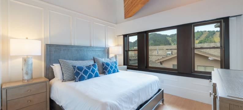 鹿谷步行可达徒步和骑行步道山景带烧烤架阳台顶层公寓(Deer Valley Penthouse, Mountain Views, Balcony with Grill, Walk to Hiking and Biking Trails)图片