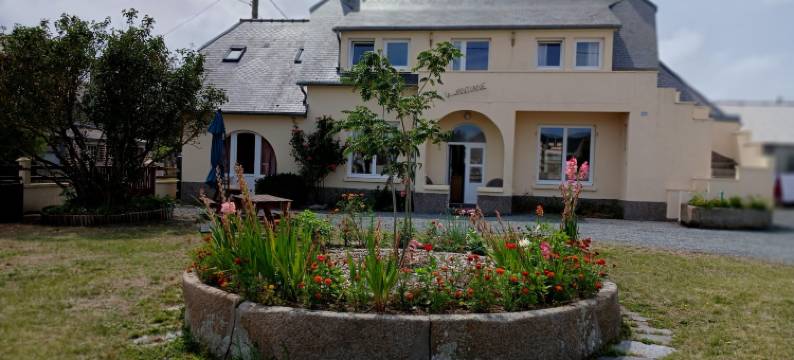 Holiday Home in Bréhal near Sandy Beach图片