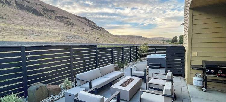 Wild Horse - hot tub, fire pits, game room, EV charger, 15 min to the Gorge图片