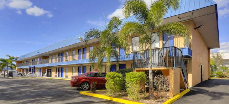 布雷登顿马格努森酒店(Magnuson Hotel Bradenton)图片