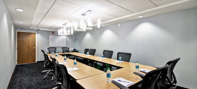 Holiday Inn Express 罗穆勒斯/底特律机场(Holiday Inn Express ROMULUS / DETROIT AIRPORT by IHG)图片