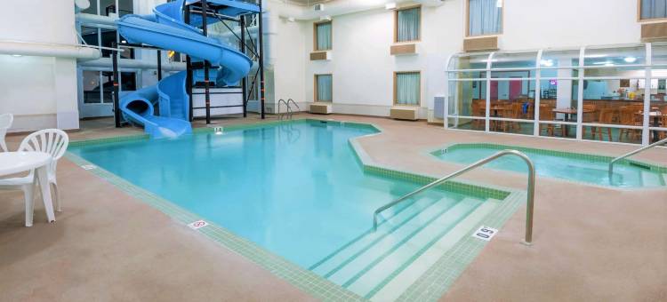 三山温德姆速8酒店(Super 8 by Wyndham Three Hills AB)图片