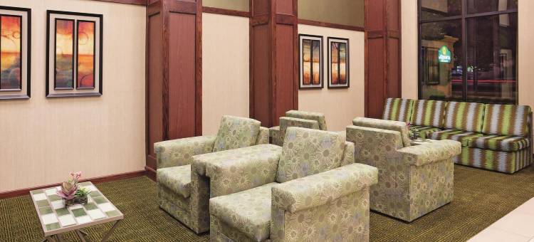 密尔沃基湾岸区拉昆塔温德姆套房酒店(La Quinta Inn & Suites by Wyndham Milwaukee Bayshore Area)图片