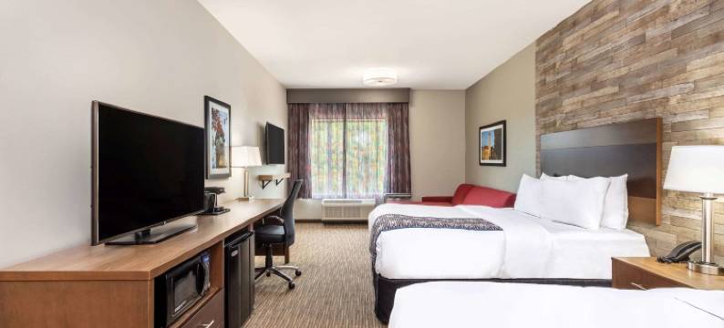 布卢明顿拉昆塔温德姆套房酒店(La Quinta Inn & Suites by Wyndham Bloomington)图片