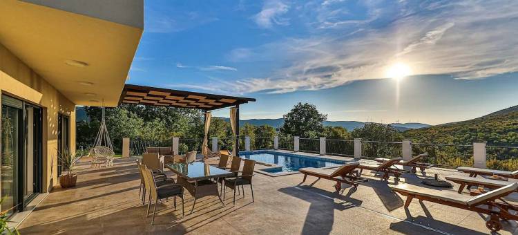 豪华圣殿别墅普里莫尔斯基多拉茨带泳池(Luxurious Sanctuary Villa Primorski Dolac with Pool)图片