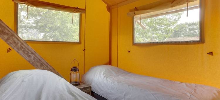 床头有卫生设施的帐篷旅馆 - 在Bedafse Bergen的露营地(Tent Lodge with Sanitary Facilities at the Bedafse Bergen - Campsite)图片