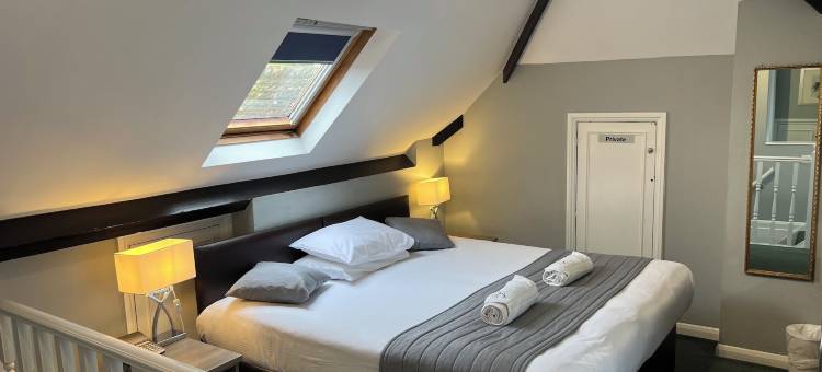 盖特威克角落之家酒店(Corner House Hotel Gatwick with Bookable Holiday Parking)图片