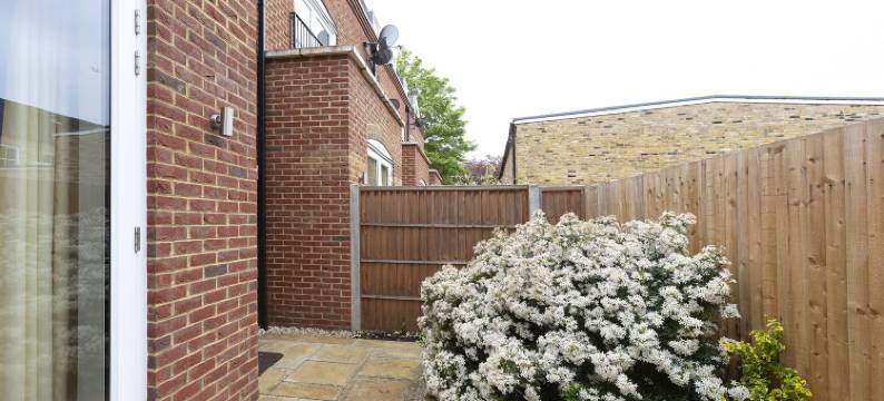 温莎市中心无暇镇房(Immaculate Central Windsor Town House with Parking)图片