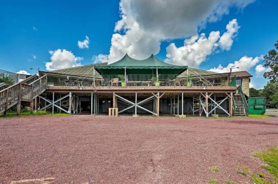 步行至狼跑湖:带家具甲板的小屋(Walk to Wolf Run Lake Cottage with Furnished Deck)