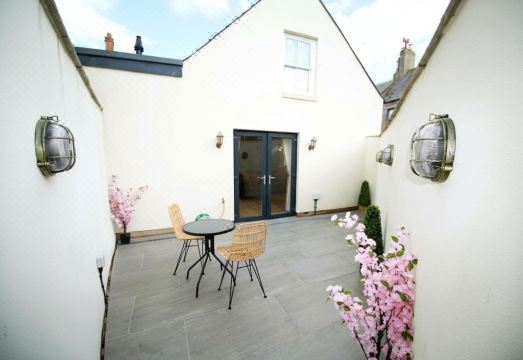 Newly Refurbished Cottage - Sleeps 4 - Central Hotel Overview