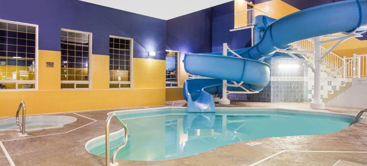 红鹿华美达套房酒店(Ramada by Wyndham Red Deer Hotel and Suites)图片