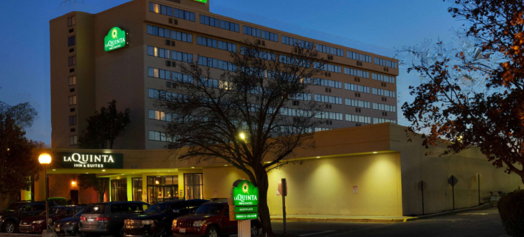 西考克斯梅多兰兹拉昆塔温德姆套房酒店(La Quinta by Wyndham Secaucus Meadowlands)图片