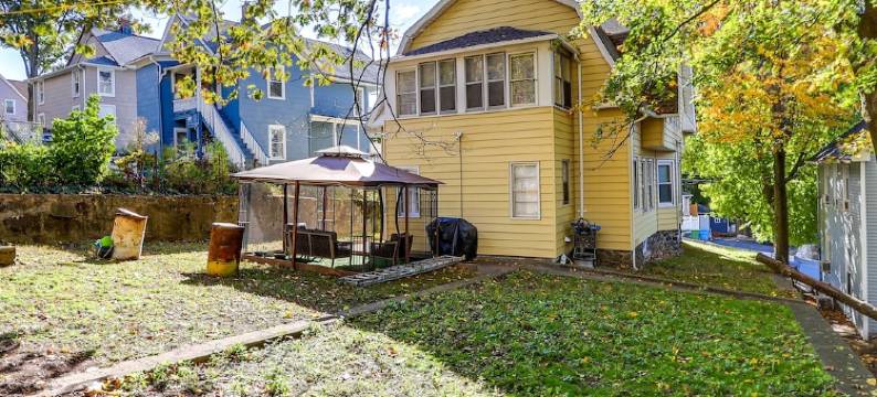 迷人的沃特伯里宝石配有智能电视，靠近滑雪场！(Charming Waterbury Gem w/ Smart TVs Near Skiing!)图片