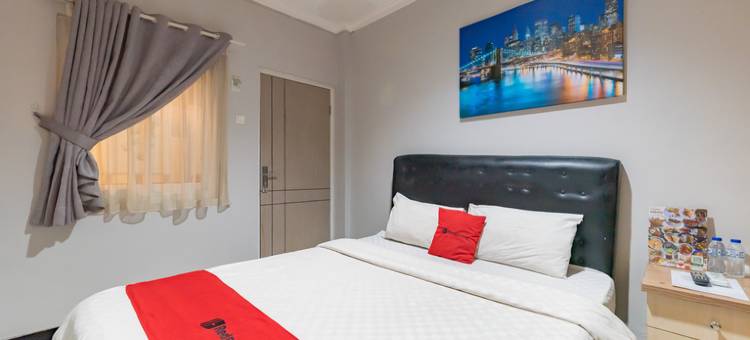 博塔尼广场购物中心红门旅馆(RedDoorz Near Botani Square Mall)图片