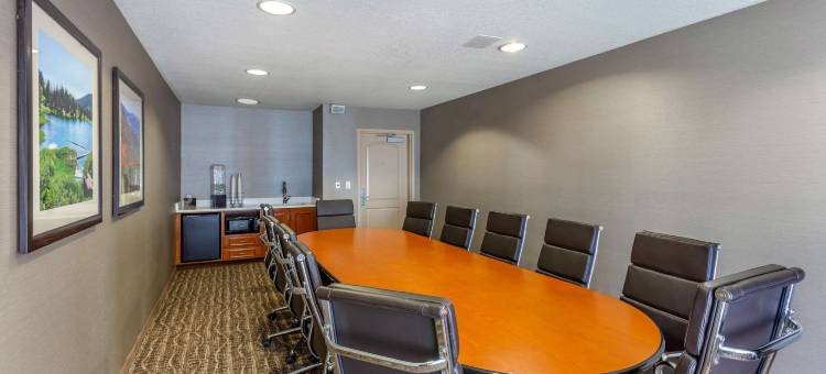 洛根-近大学舒适酒店(Comfort Inn & Suites Logan Near University)图片