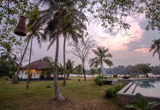 Baymaas Lake HouseHotel Overview