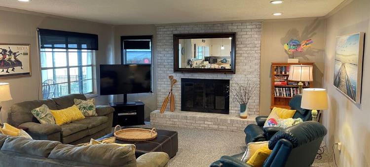 Deep water Lake Marion house.  4BR 2.5BA. Fish off dock. Nearby Golf. SUNSETS图片