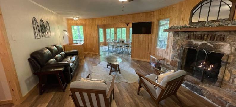 Spacious Brevard Cabin w/ Views & Pool/Golf/Lake图片