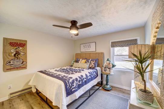 设有露台的哈德逊湖之家,位于蝗虫树林(Lake Hudson Home with Patio in Locust Grove)