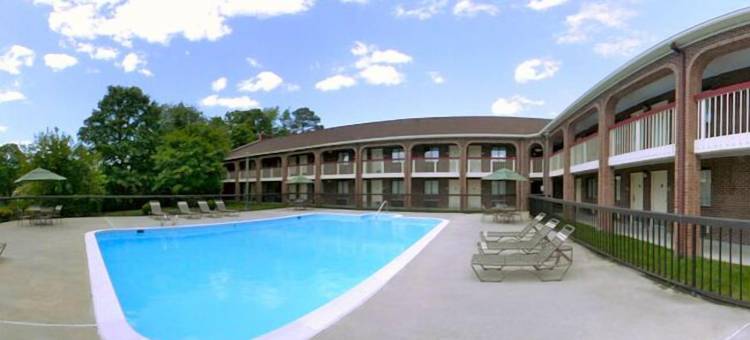 利堡罗德威酒店(Rodeway Inn at Fort Lee)图片