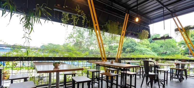博塔尼广场购物中心红门旅馆(RedDoorz Near Botani Square Mall)图片