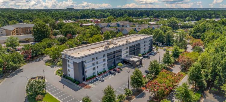 罗利达勒姆机场凯艺套房酒店(Quality Inn & Suites Raleigh Durham Airport)图片