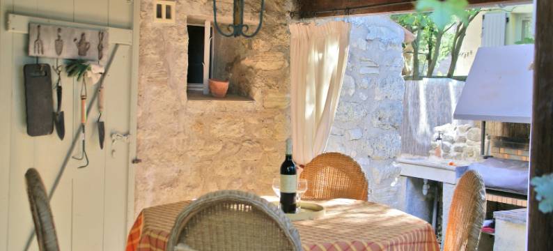 Authentic sheepfold close to a charming village.图片