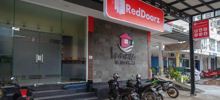 直葛市阿兰英达海滩公园红多兹酒店(RedDoorz Near Taman Pantai Alam Indah Tegal)图片