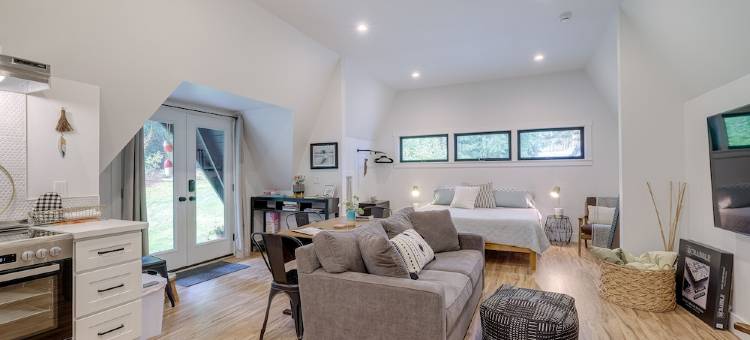 时尚的戴氏湾工作室带绝美的海湾前景(Sleek Dyes Inlet Studio w/ Stunning Bayfront Views)图片