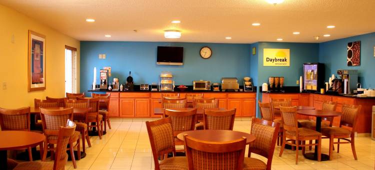 布卢明顿/诺玛温德姆戴斯套房酒店(Days Inn & Suites by Wyndham Bloomington/Normal IL)图片