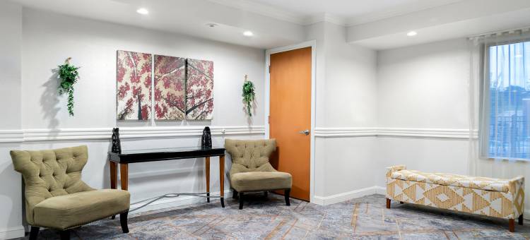 红屋顶酒店-奥本希尔斯(HomeTowne Studios Auburn Hills)图片