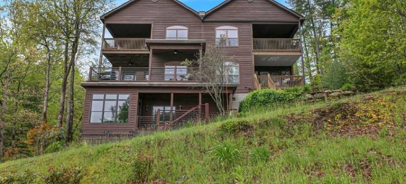 伦恩俯瞰托克萨韦瀑布的美丽、令人惊叹公寓大厦(Beautiful, Breathtaking Wren Condo overlooking Toxaway Falls)图片