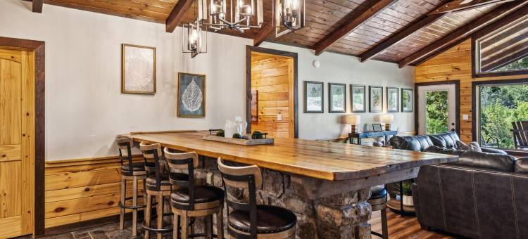 私人15英亩带池塘热水浴缸游戏室(Sharp Hollow by Beyond Expectations W Hot Tub)图片